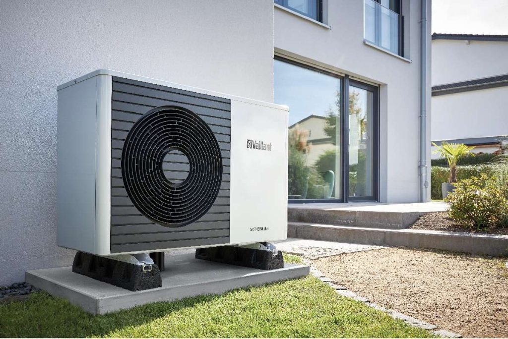 Wärmepumpen-Mythen Vaillant Gerät im Garten