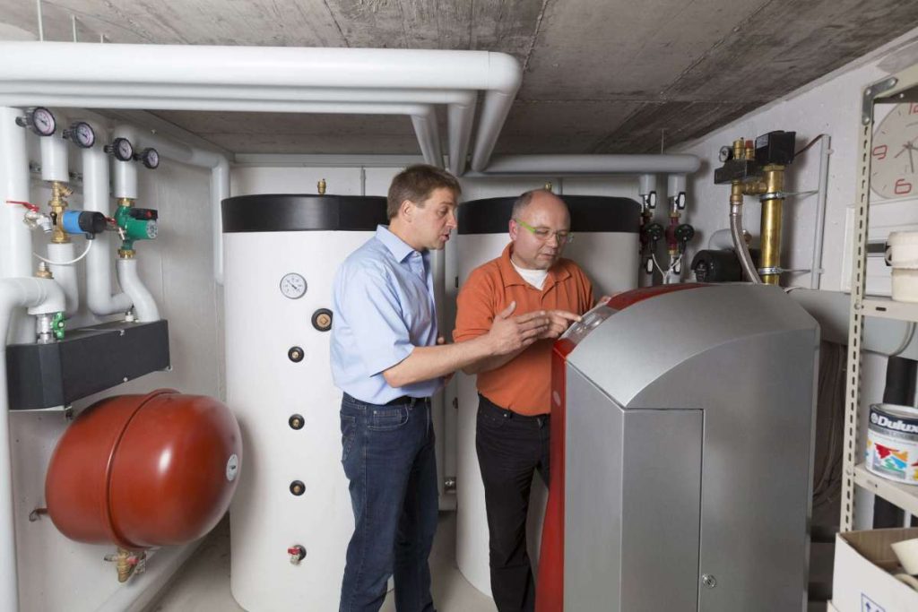 Wärmepumpenstrom - Gerät mit Installateur und Kunde