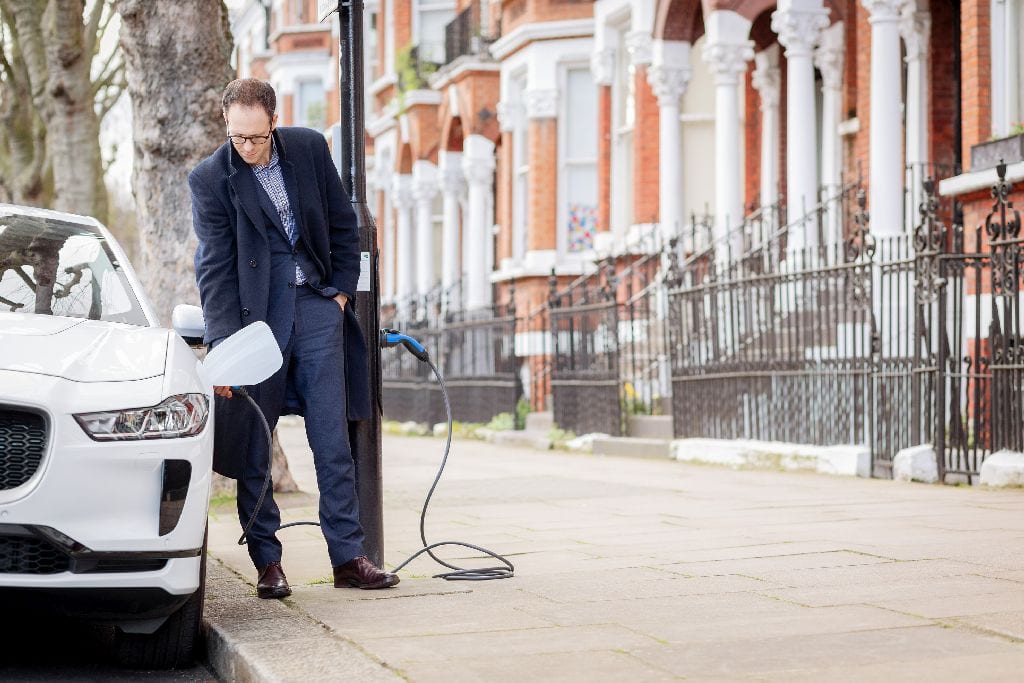 Westminster Elektroauto aufladen Straßenlaterne