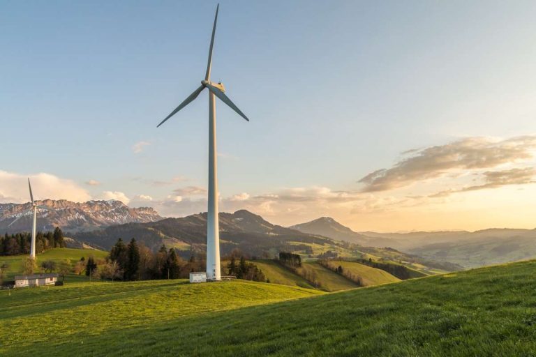 Erneuerbare Energien sparen laut IRENA-Bericht global 520 Mrd. US-Dollar an Brennstoffkosten 16 Windenergie Energiewende Berge
