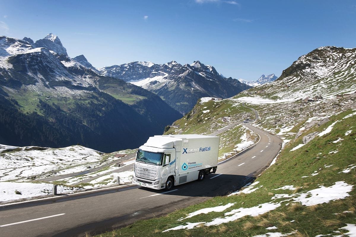 XCIENT-Fuel-Cell: Brennstoffzellen-Truck unterwegs in den Schweizer Bergen