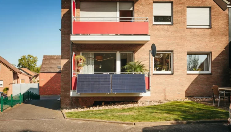 Endlich Rechtssicherheit: Balkonkraftwerk DIN-Norm erlaubt Schuko-Stecker