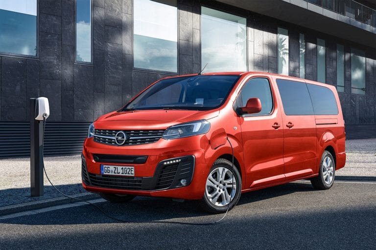 Opel zeigt den roten Elektro-Van Zafira-e