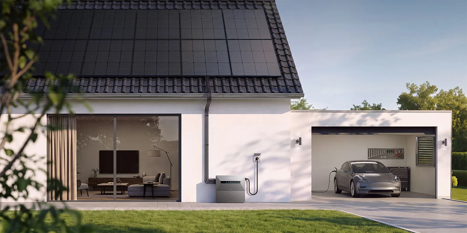 Einfamilienhaus mit Solardach, Solarbank Max an der Hauswand und Elektroauto in der Garage