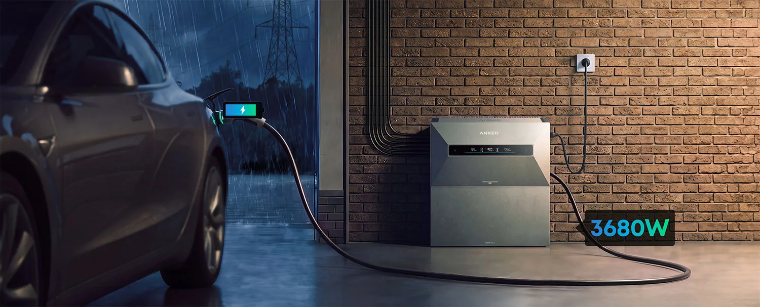 Solarbank Max in einer Garage versorgt bei Gewitter ein Elektroauto mit 3680 Watt