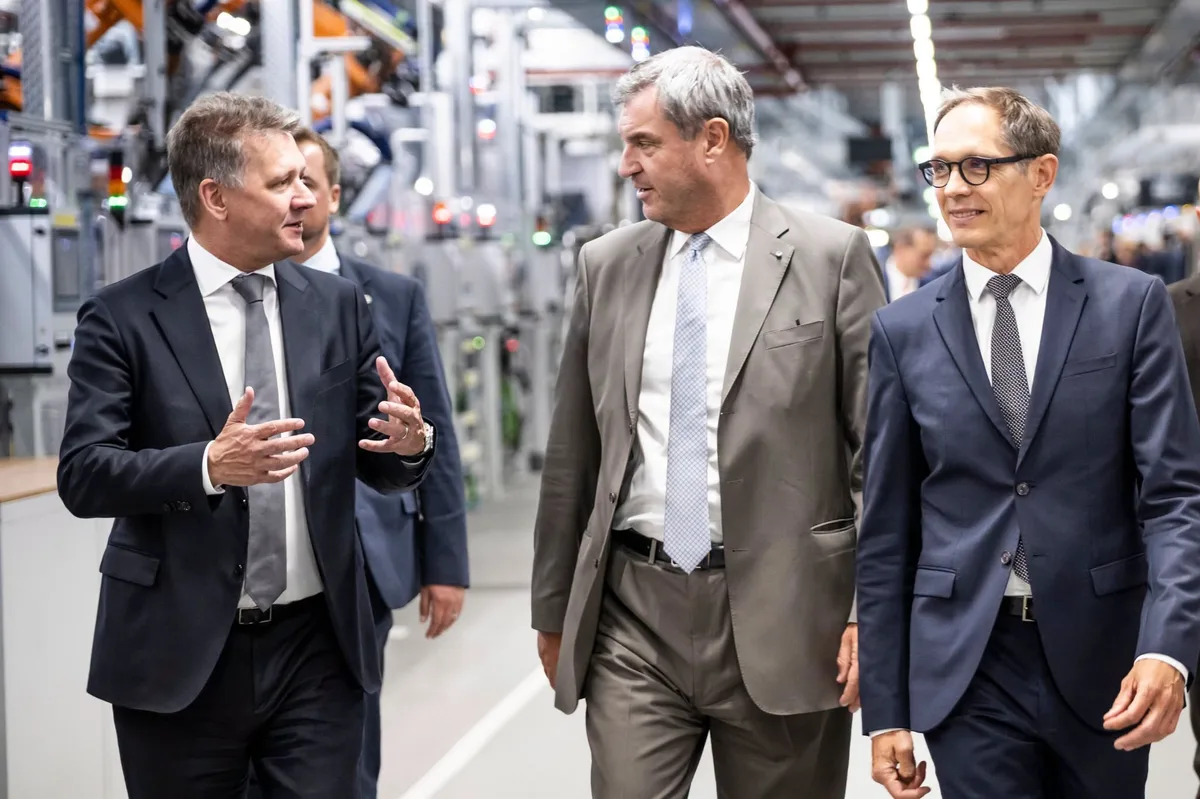 Audi-Chef Gernot Döllner (links) mit Bayerns Ministerpräsident Markus Söder und Audi-Produktionsvorstand Gerd Walker im Audi-Werk Ingolstadt