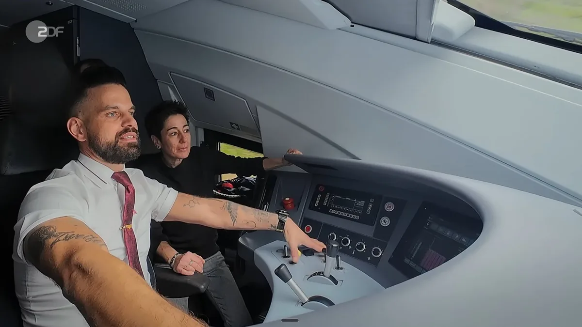 Lokführer Matthias Grün und Dunja Hayali im Führerstand, Szene aus der ZDF-Doku zur Bahn-Digitalisierung