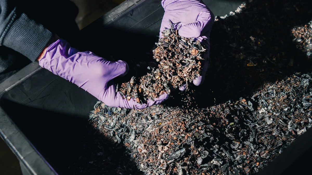 batterierecycling-cylib-schwarzmasse-verarbeitung So sieht das im Kreislauf gewonnene Batteriegraphit-Konzentrat aus.