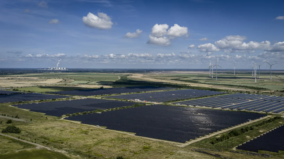 Solarpark Bohrau, Windpark Forst-Briesnig 2 und im Hintergrund das Braunkohlekraftwerk - Batterispeicher in Jänschwalde im Bau
