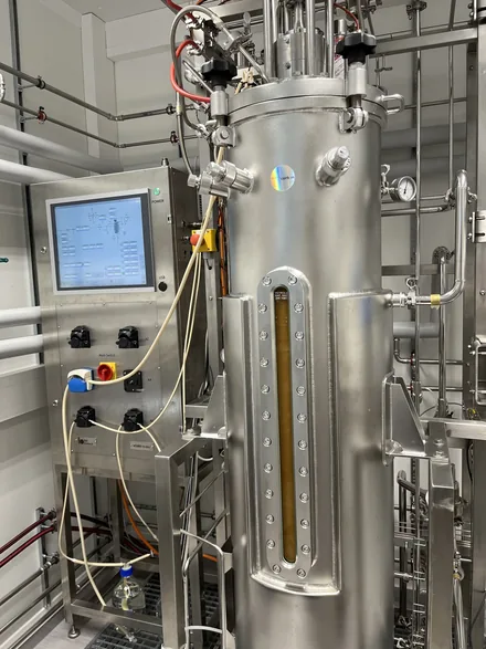 bioabfall-kunststoff-fermenter-edelstahl-steuerung-440 Edelstahl-Fermenter mit Schauglas und Steuerungsschrank in einer Anlagenhalle