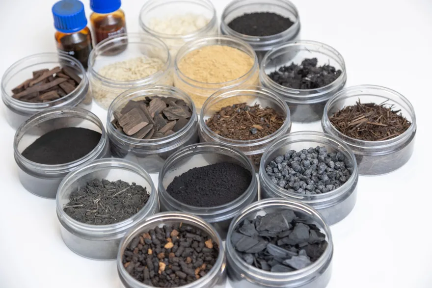 Produktproben aus der Plattform Uniformer: Biokohle, Bioöl und weitere Kohlenstoffmaterialien