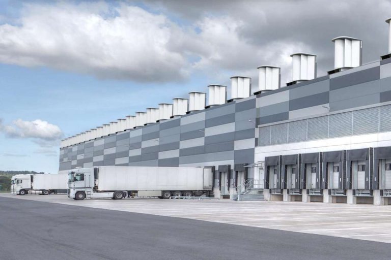 blattlose Windkraftanlagen auf Logistik-Zentrum