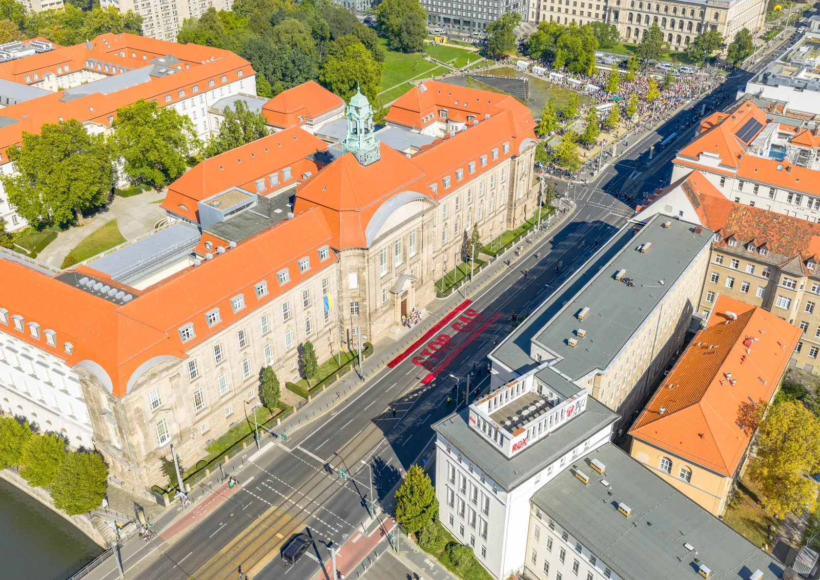 Das Bundeswirtschaftsministerium an der Invalidenstraße in Berlin von oben, auf der Straße der Schriftzug Stop Gas