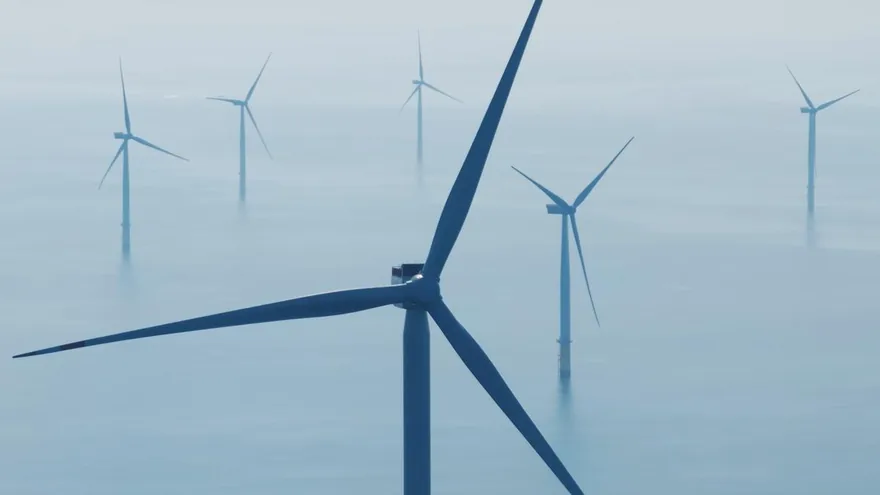 Windkraftanlagen des Offshore-Windparks Borkum Riffgrund 3 in der Nordsee im Dunst