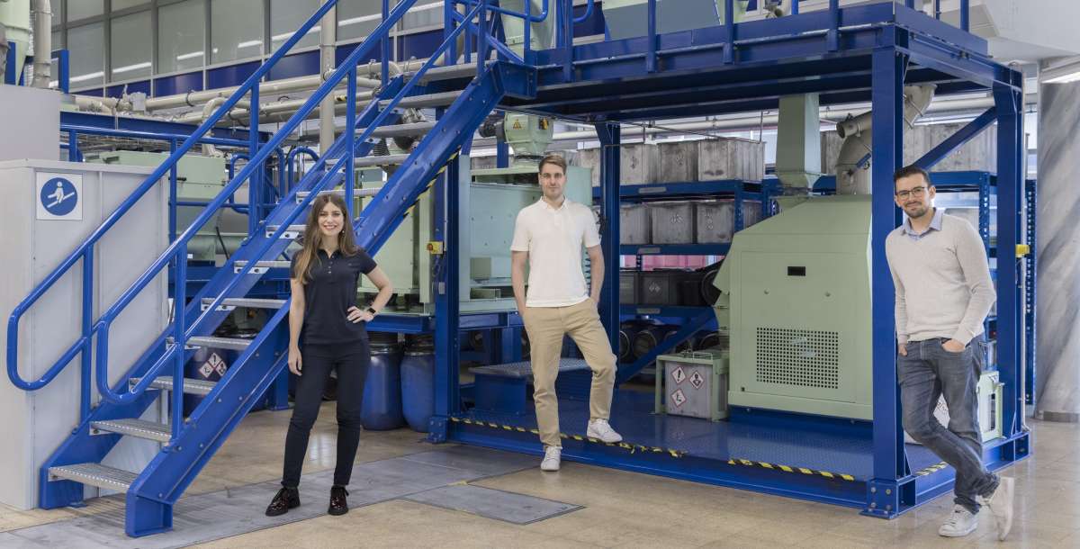 cylib-Gründer vor Batterierecycling-Anlage in Aachen