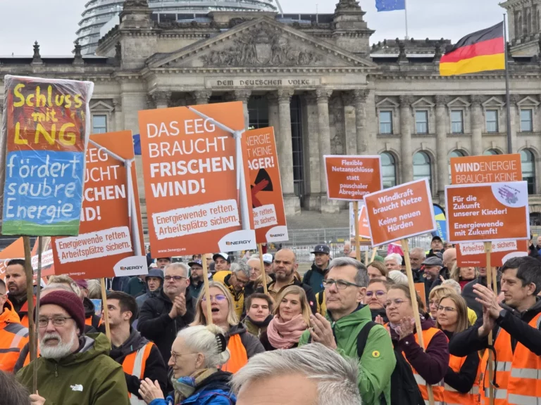 Mehr als 8.000 Menschen demonstrieren gegen das Abwürgen der Erneuerbaren
