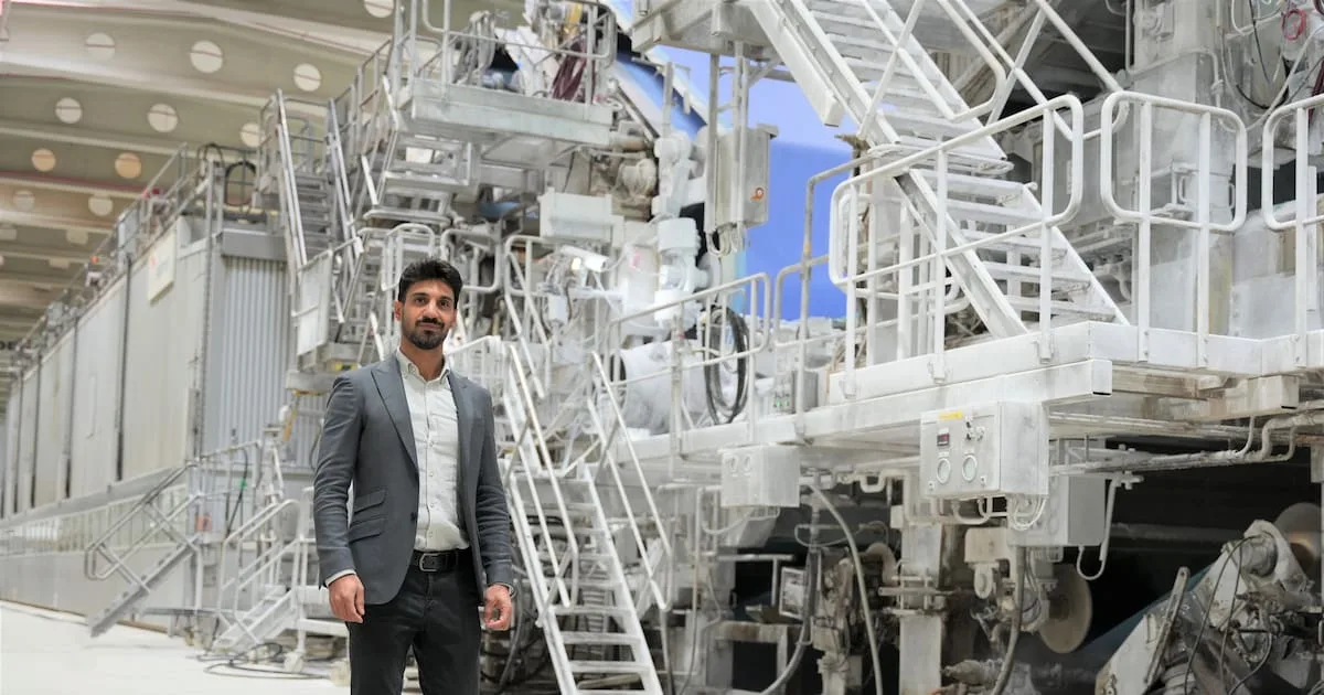 Amir Mirsakarimi, Geschäftsführer von Drewsen Spezialpapiere, vor der Papiermaschine im Werk Lachendorf