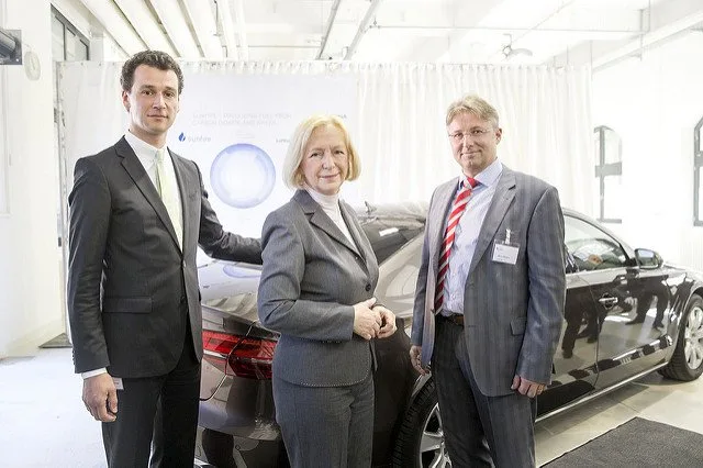 2015 befüllte die damalige Bundesforschungsministerin Johanna Wanke ihren Dienstwagen mit dem synthetischen Kraftstoff. Foto: v.l. Christian von Olshausen, CTO von sunfire (links) und Reiner Mangold, damals Leiter Nachhaltige Produktentwicklung Audi.