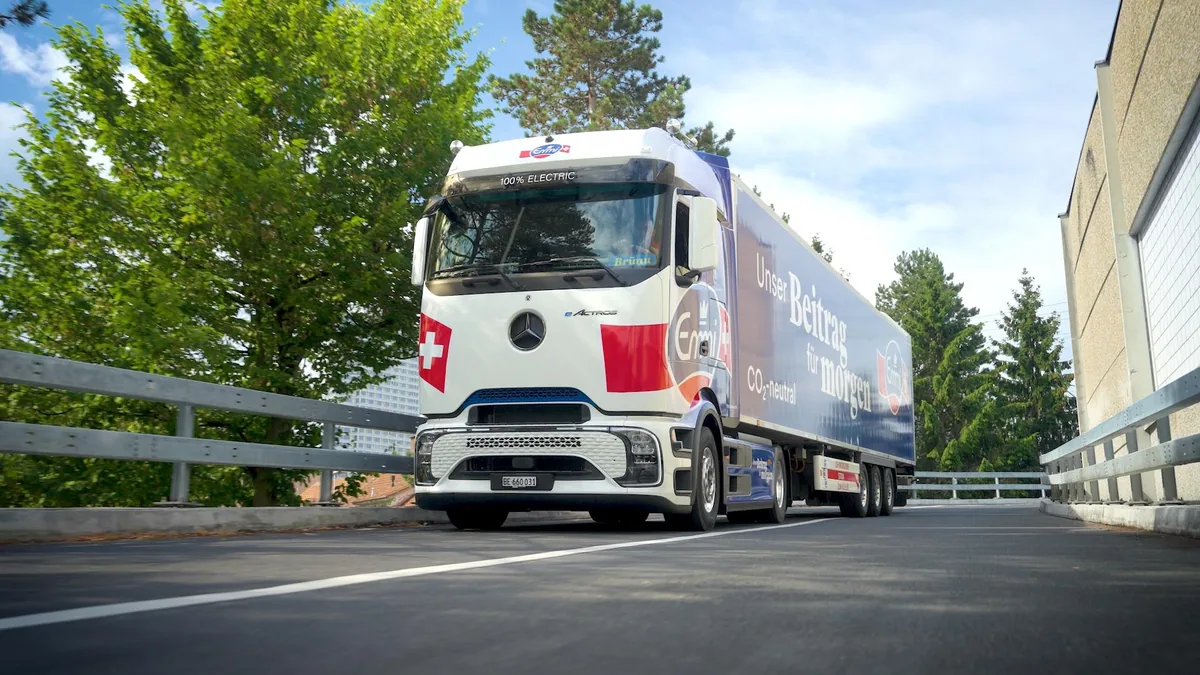 Elektrischer Sattelzug Mercedes-Benz eActros 600 der Emmi Group auf einer Straße