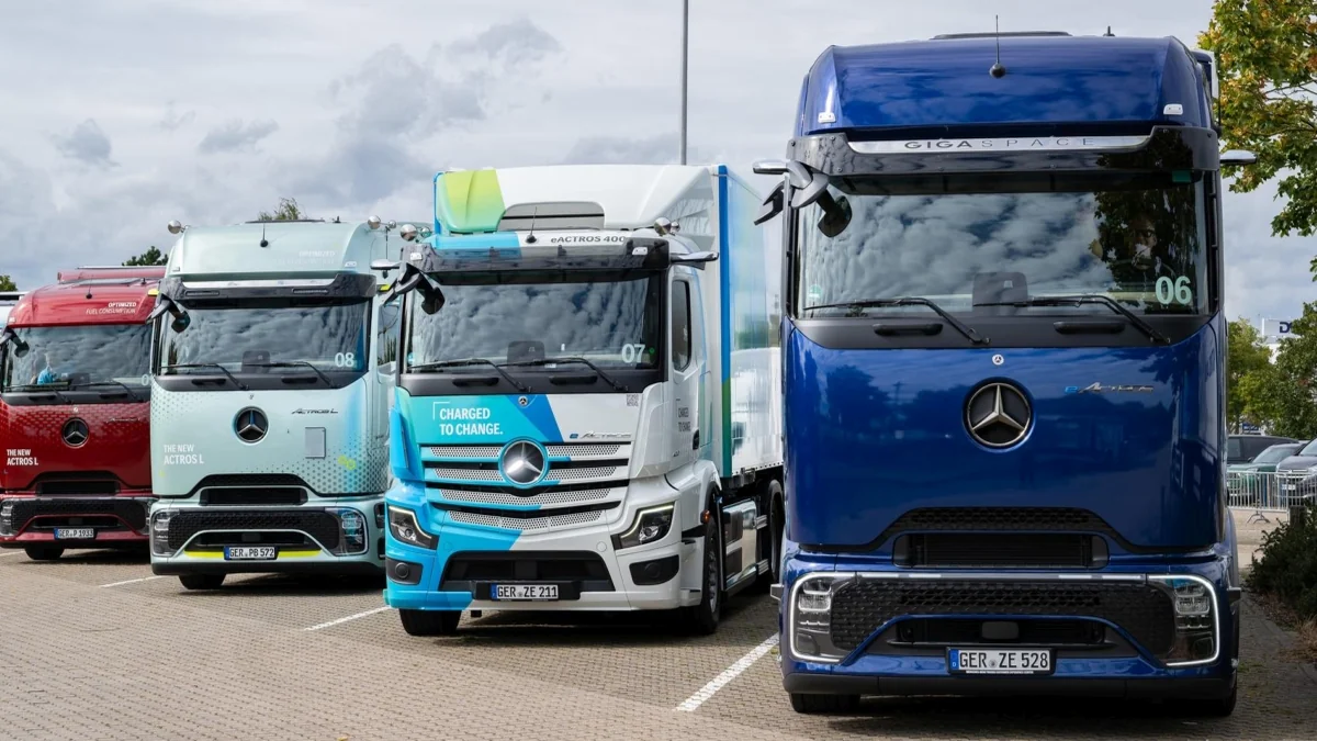 E-Lkw-Hochlauf bei Daimler Truck: eActros 400 und eActros 600 neben Actros L, aufgenommen zur IAA Transportation 2026