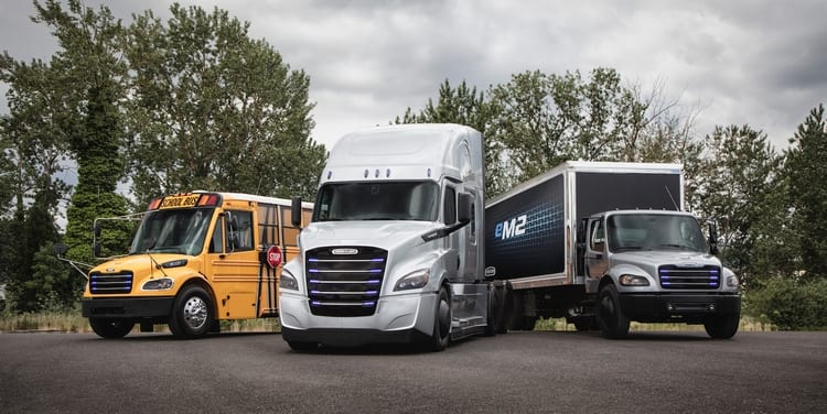 Elektrisch voran: eCascadia und andere Lastwagen und Schulbusse von Daimler Trucks