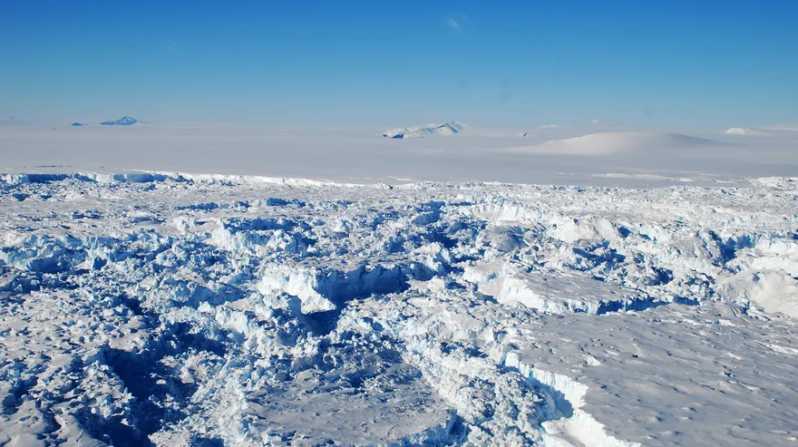 Scherzone des Pine-Island-Gletschers in der Westantarktis als Sinnbild für den Eisverlust in Grönland und Antarktis durch beschleunigte Gletscherbewegung