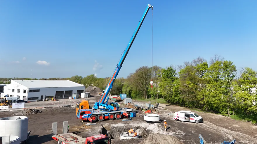 Baustelle unter Strom: Strabag testet elf E-Maschinen 1 Elektrische Baustelle in Oberhausen: Liebherr-E-Autokran versetzt einen Betonschacht