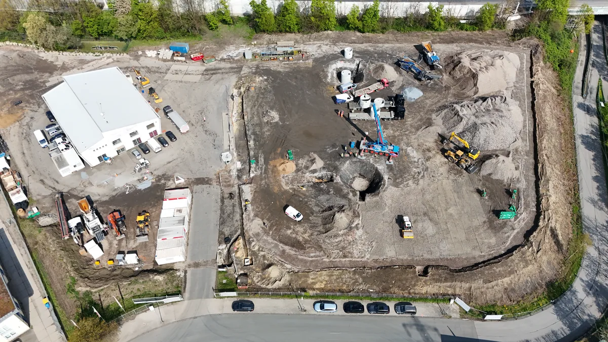 Elektrische Baustelle von Strabag in Oberhausen aus der Vogelperspektive