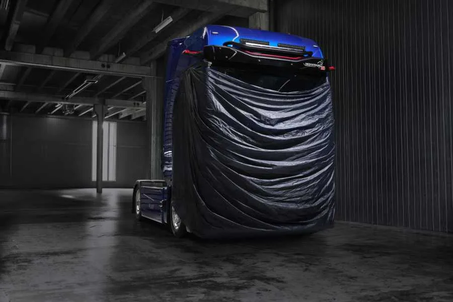 Verhüllter MAN eTGX auf der IAA Transportation 2026, während E-Lkw aus China auf den europäischen Markt drängen