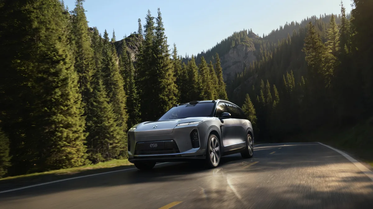 Elektroautos in China: NIO ES8, Pressefoto des Herstellers auf einer Waldstraße