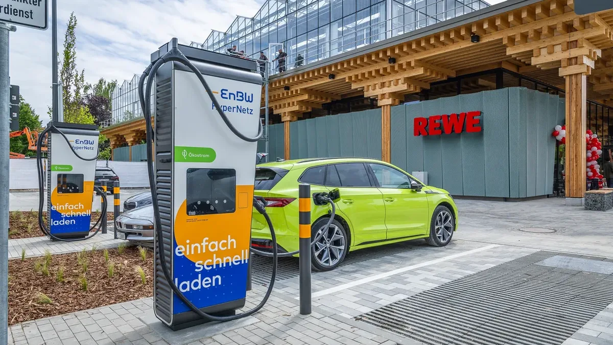 EnBW HyperNetz Schnelllader mit Škoda Enyaq an REWE-Markt - Elektromobilität 2026 im Alltag