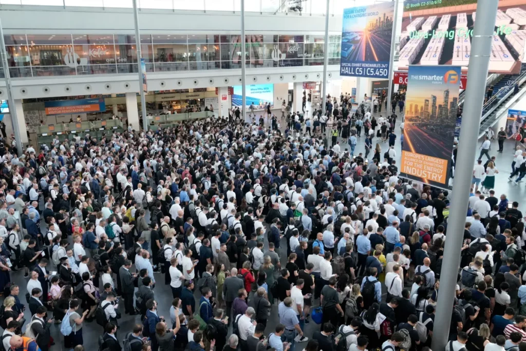 Besucherandrang auf der Energiemesse The smarter E in München