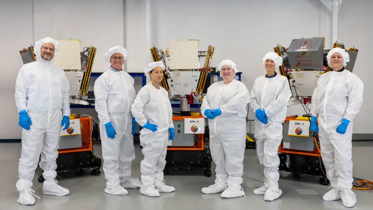 Team der Earth Fire Alliance mit den drei ersten FireSat-Satelliten bei Muon Space in Mountain View