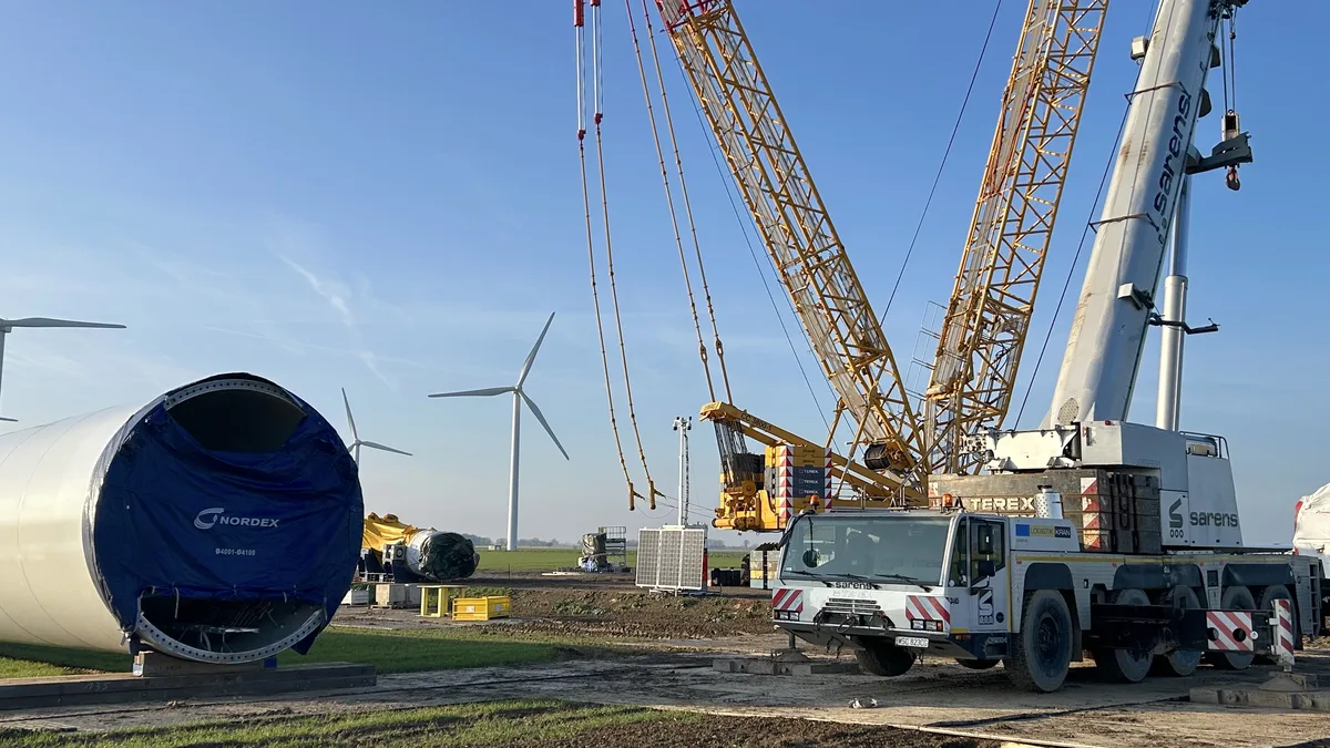 Baustelle eines Windparks bei Erftstadt in Nordrhein-Westfalen: Turmsegment, Raupenkran und Windräder im Hintergrund