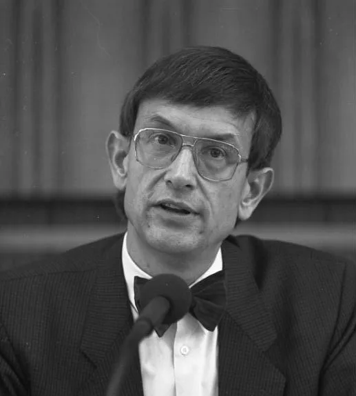 Bundesforschungsminister Heinz Riesenhuber bei einer Pressekonferenz in Bonn im September 1987