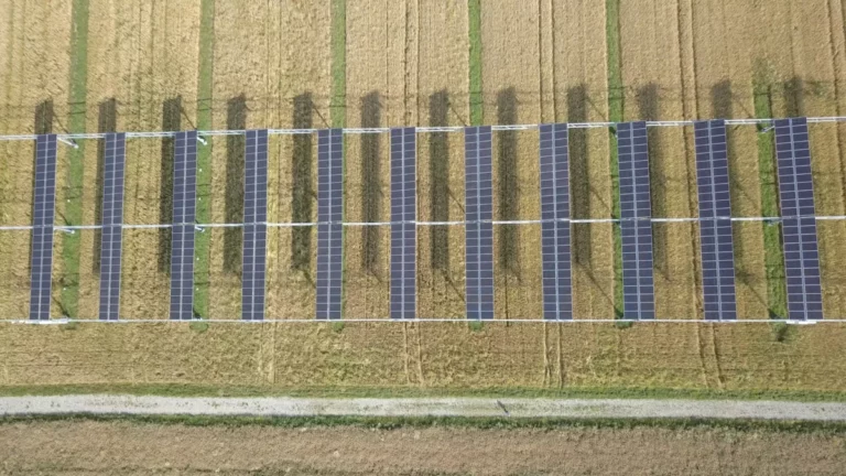Das Fraunhofer ISE baut Rekordsolarzellen und rechnet die Energiewende durch