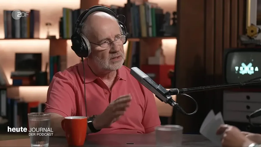 Harald Lesch verlässt die Neutralität 3 Harald Lesch gestikuliert im Heute-Journal-Podcast