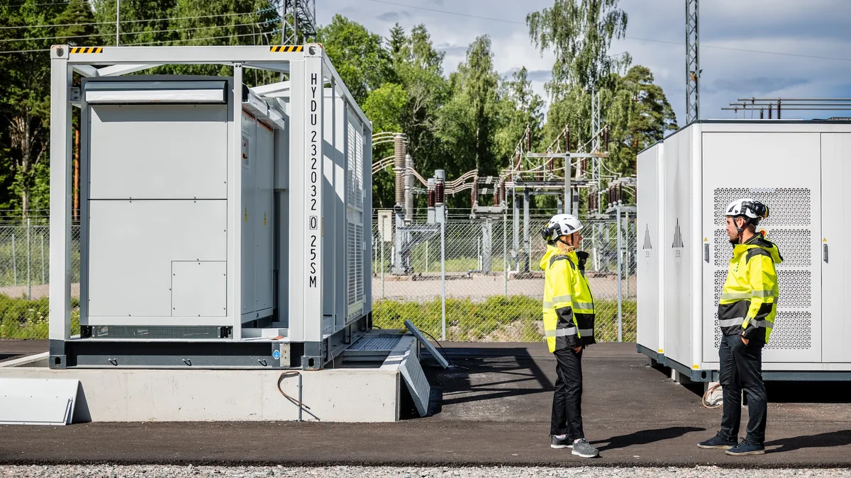 Batteriespeicher von Ingrid Capacity neben einem Umspannwerk in Schweden
