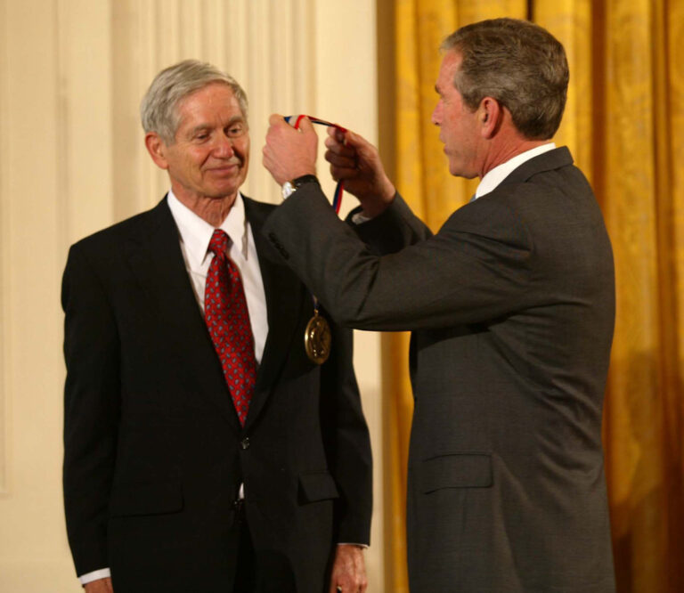 Charles David Keeling bei der Übergabe der National Medal of Science durch US-Präsident George W. Bush