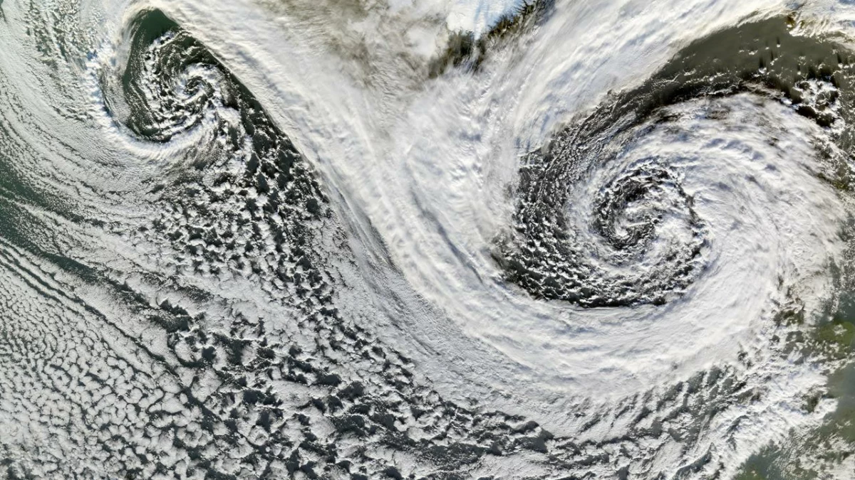 KI-Wettervorhersage: Satellitenbild zweier Tiefdruckwirbel bei Island, aufgenommen im November 2006