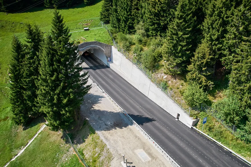 Tunnelportal und Stützmauer der Autobahn N13 in Graubünden, repariert mit Mörtel von Dmat