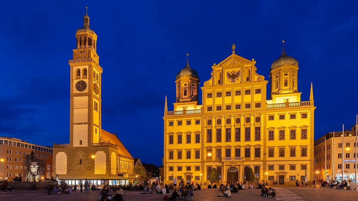 Rathausplatz mit Rathaus und Perlachturm in Augsburg - Kommunale Wärmeplanung Augsburg 2026