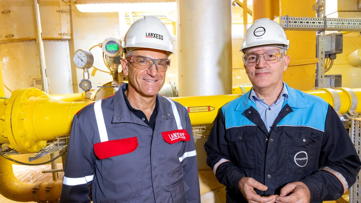Lanxess Wasserstoff: Michael Ertl und Rob Eek vor der neuen Wasserstoffleitung in Krefeld-Uerdingen