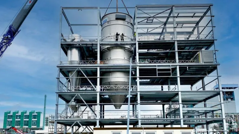 Sprühturm für LFP-Kathodenmaterial aus Bitterfeld: Stahlbau von IBU-tec im Chemiepark Bitterfeld-Wolfen