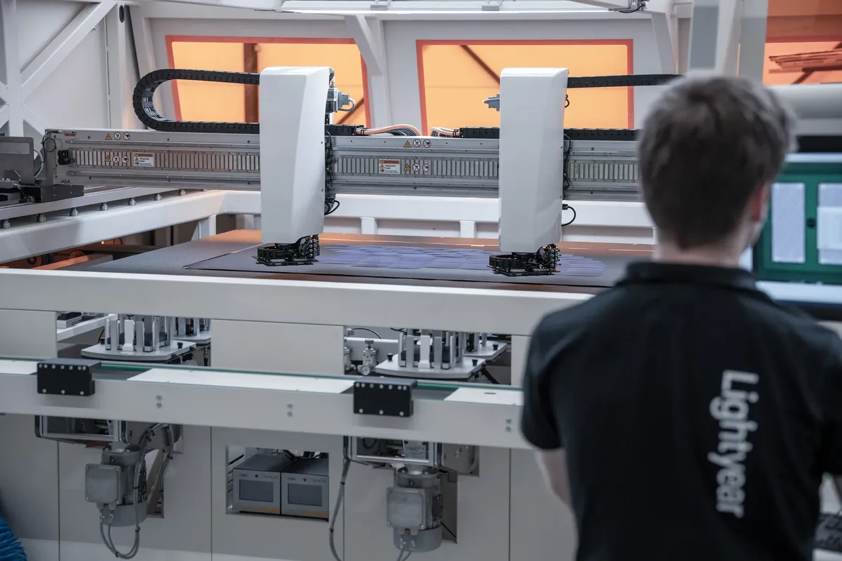 Lightyear 4 Mitarbeiter an einer Produktionsanlage fuer flexible Solarmodule von Lightyear