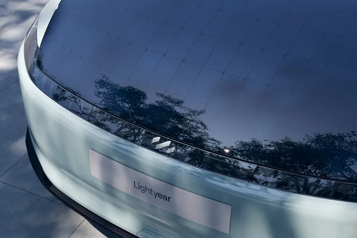 Lightyear 3 Frontpartie eines Lightyear-Fahrzeugs mit integriertem Solardach und Lightyear-Schriftzug