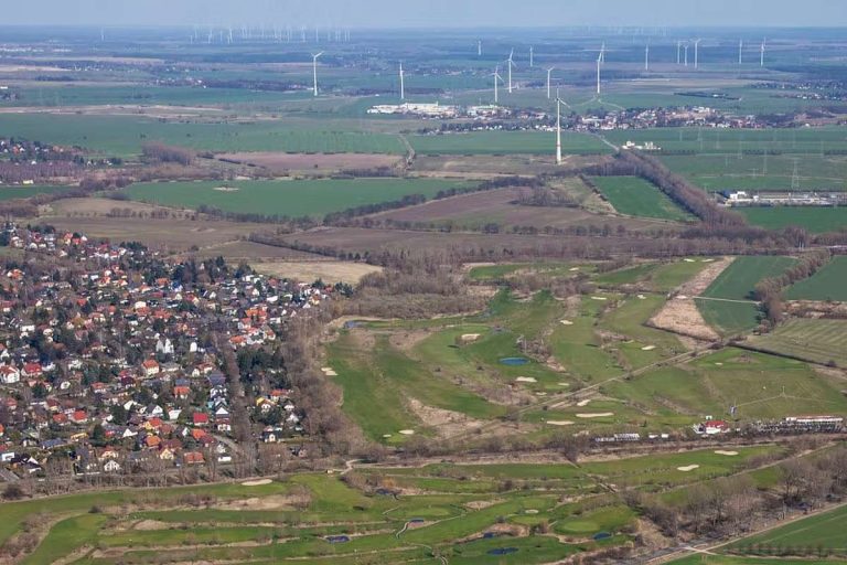 Luftbild mit Blick auf Berliner Stadtrand und Windkraftanlagen, Quelle: Senatsverwaltung für Stadtentwicklung Berlin