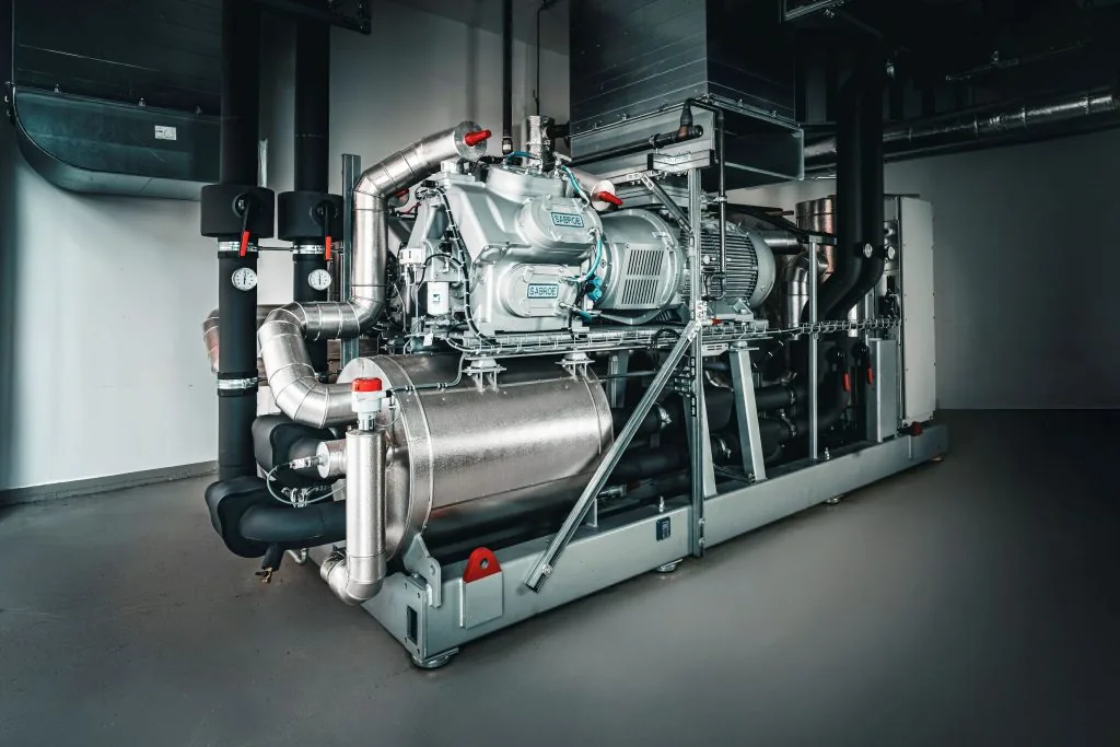 Sabroe-DualPAC-Meerwasser-Wärmepumpe von Johnson Controls in der Energiezentrale in Neustadt in Holstein