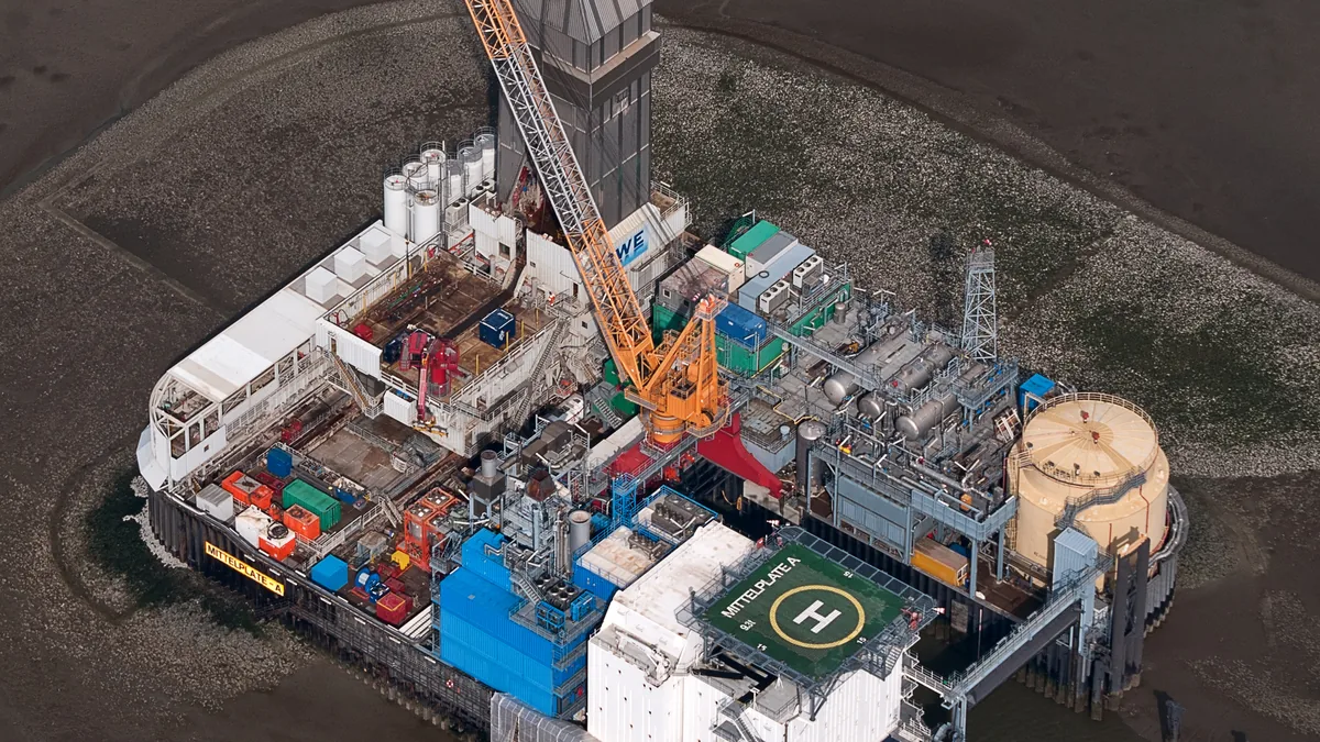 Luftaufnahme der Oelbohrinsel Mittelplate im Wattenmeer