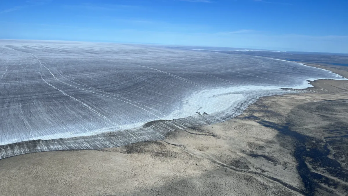Luftaufnahme des Eisrands der Barnes Ice Cap auf der Baffininsel mit der Linie des Höchststands von 1960